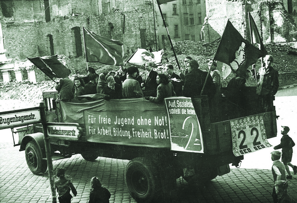 A citywide general election in October that same year pitted the Communist SED party, campaigning here, against the SPD and other West-leaning parties. (Bundesarchiv Bild 183-r98185 Photo Krueger, Erich O.)