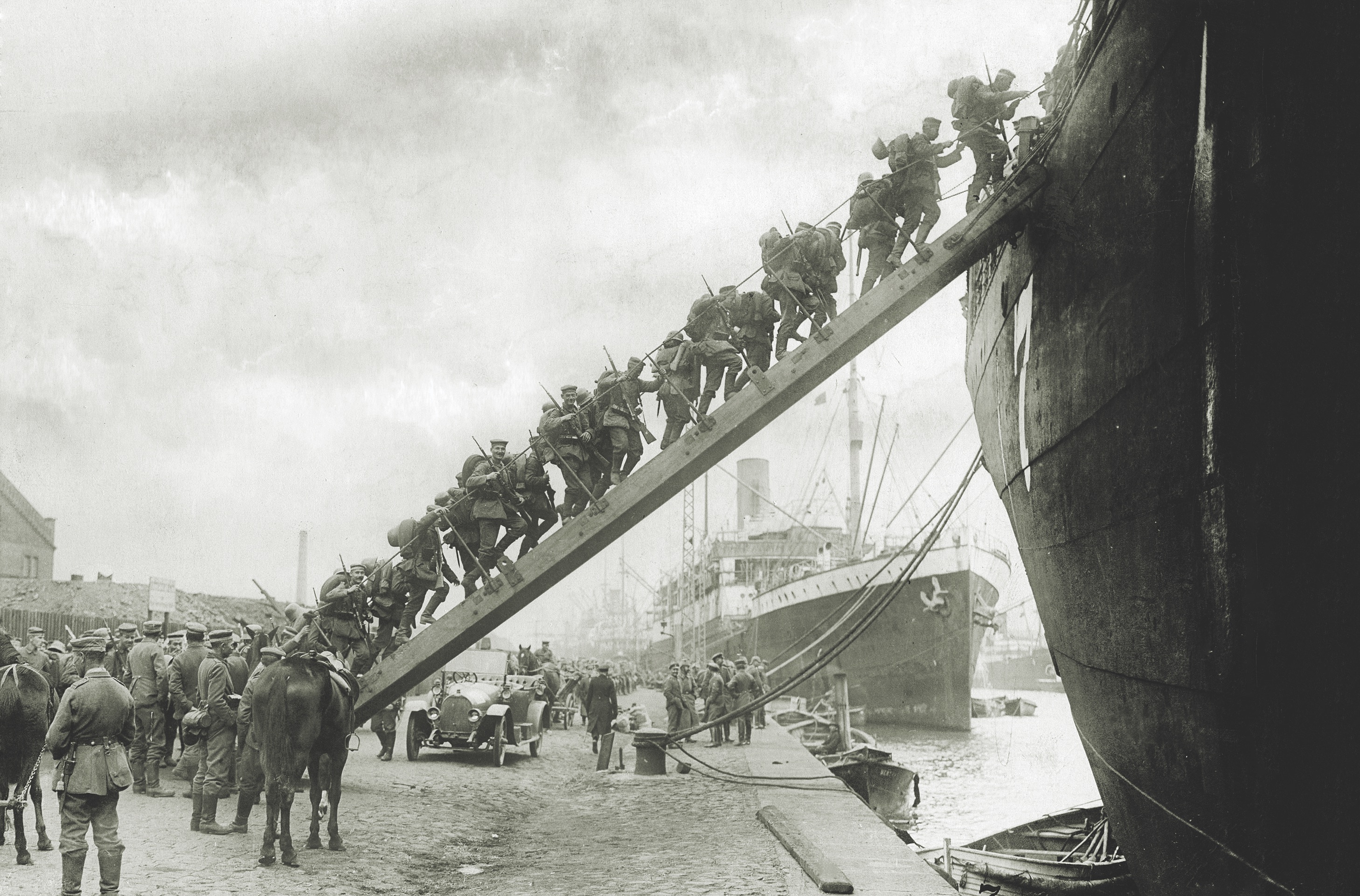 Heavily laden German troops board an Ösel-bound transport in October 1917. (Bridgeman Images)