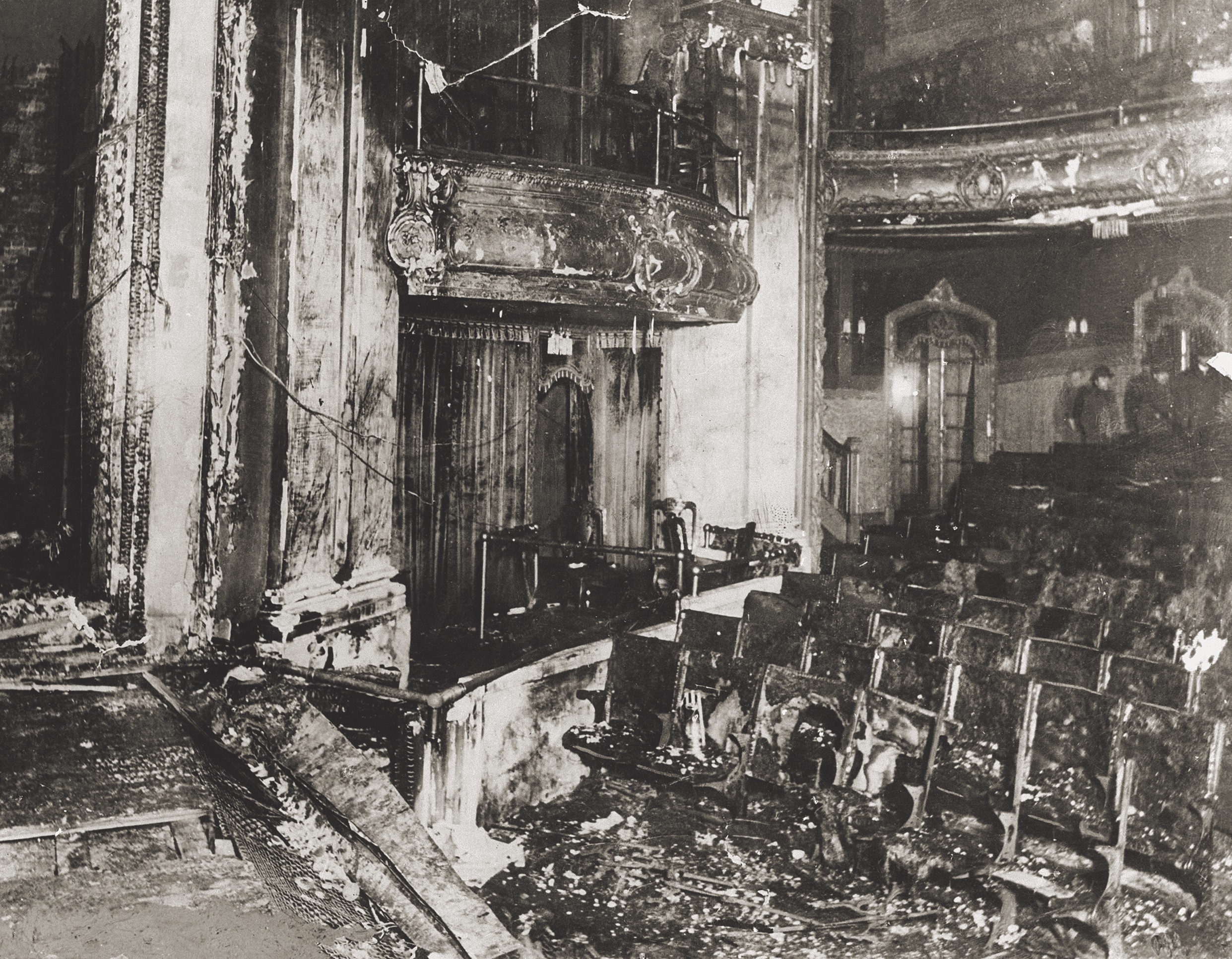 Театр после пожара. Театр ирокез Чикаго пожар. Пожар 1903 года театр ирокез. Театр ирокез в Чикаго. Пожар в венском театре 1881.