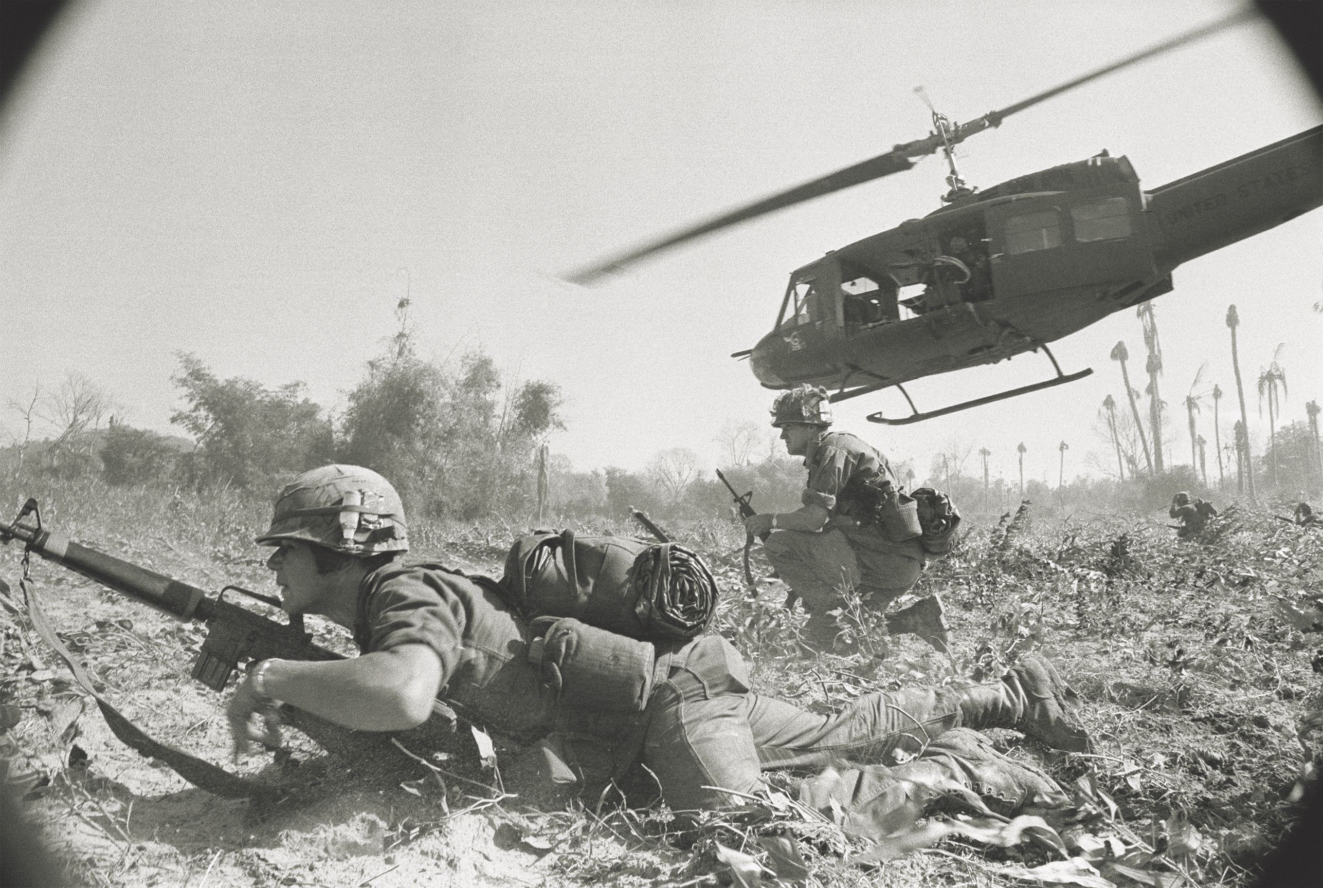 After a helicopter landing in February 1966 in South Vietnam’s Central Highlands, soldiers of the 1st Cavalry Division (Airmobile) brave enemy fire during Operation Eagle’s Claw to advance on communist forces in traditional infantry combat. (Bettmann/Getty Images)