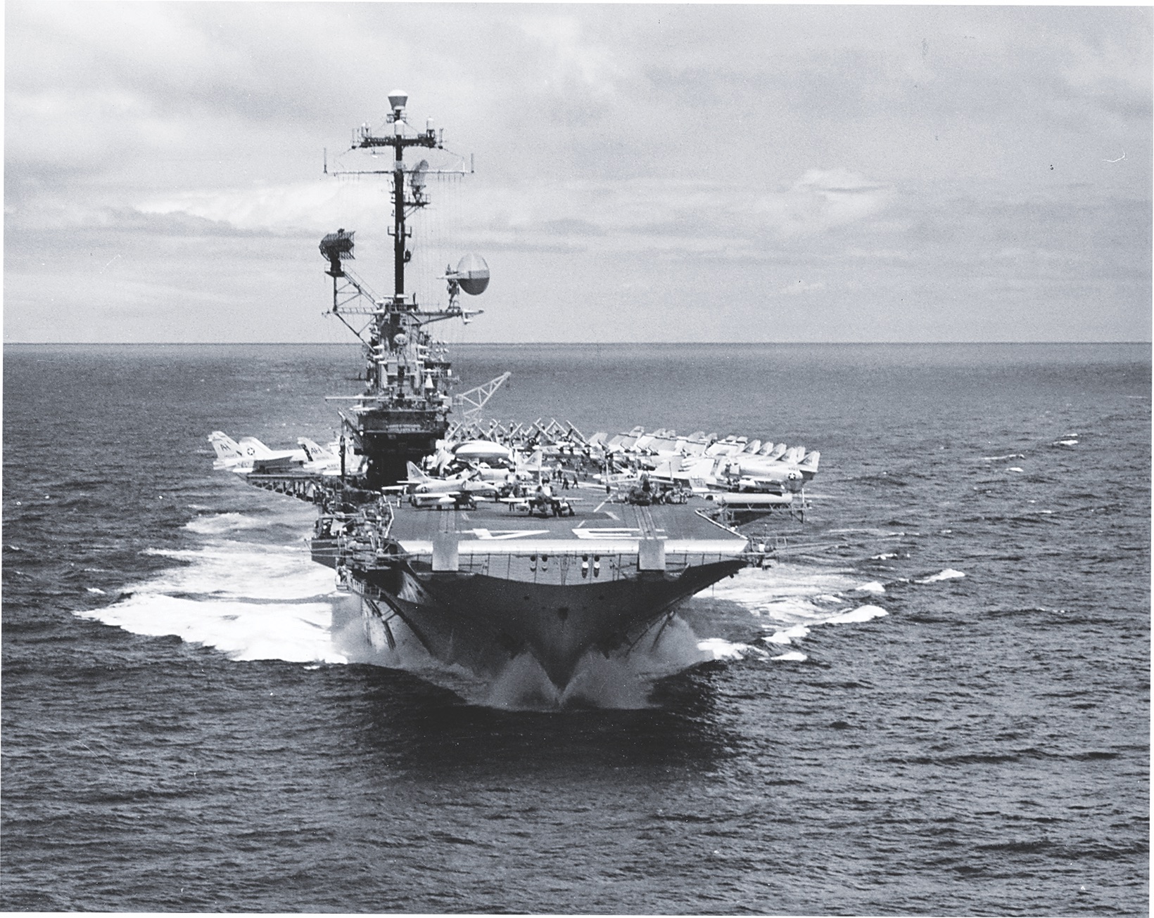 The USS Oriskany en route to Vietnam. / US Navy