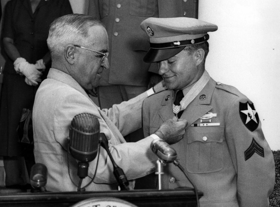 President Truman presents Rosser with the Medal of Honor. (U.S. Army)