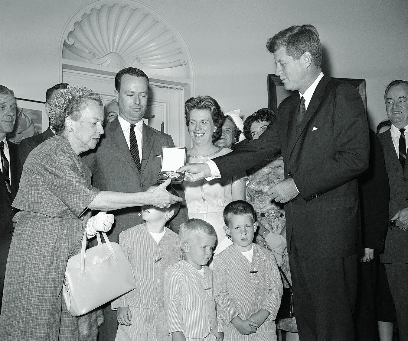 Dooley’s mother receives a posthumous medal for her son from President John F. Kennedy on June 7, 1962. / AP photo