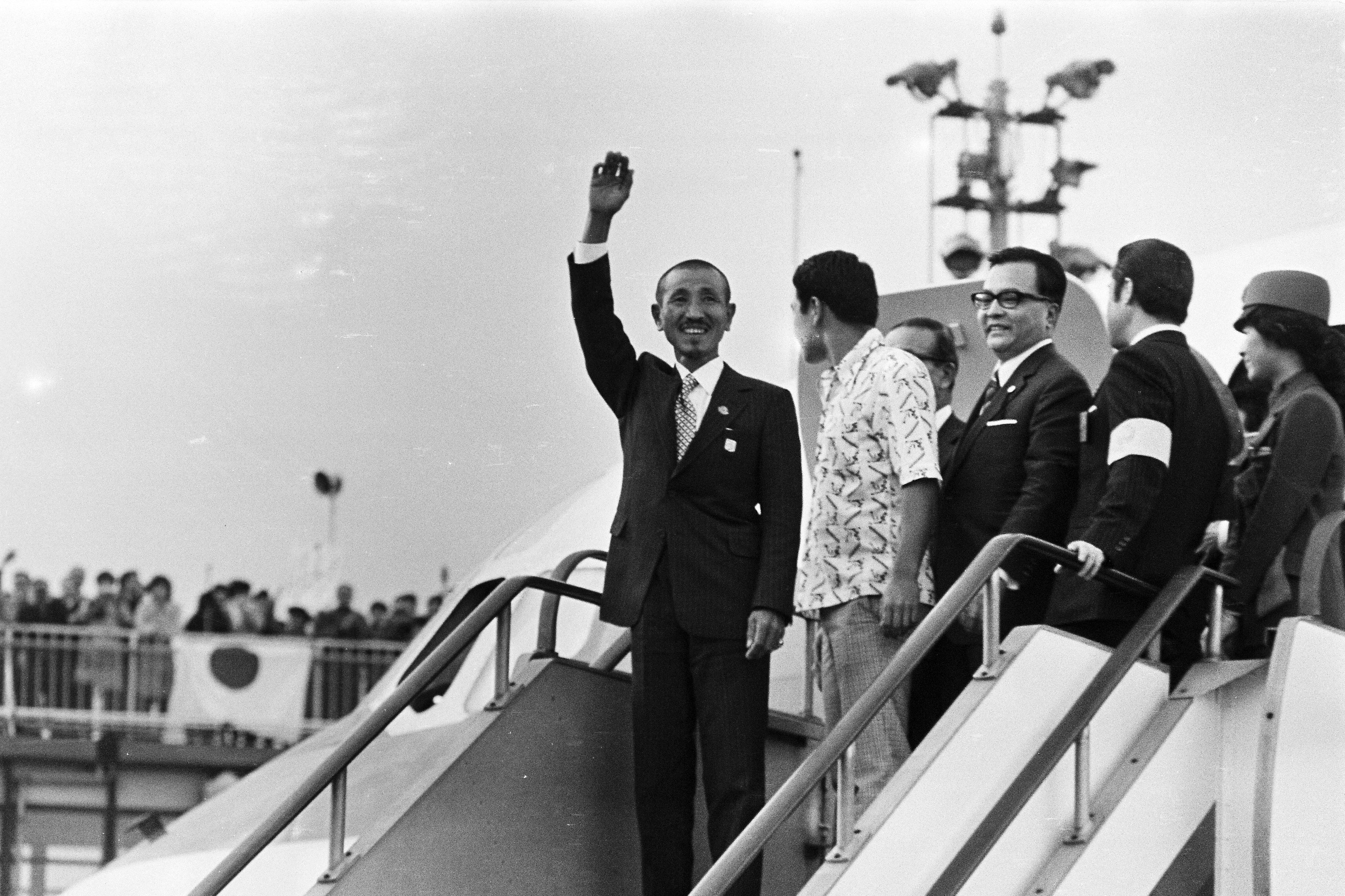 Onoda waves on arrival at Haneda Airport on March 12, 1974 in Tokyo, Japan. (Getty Images)