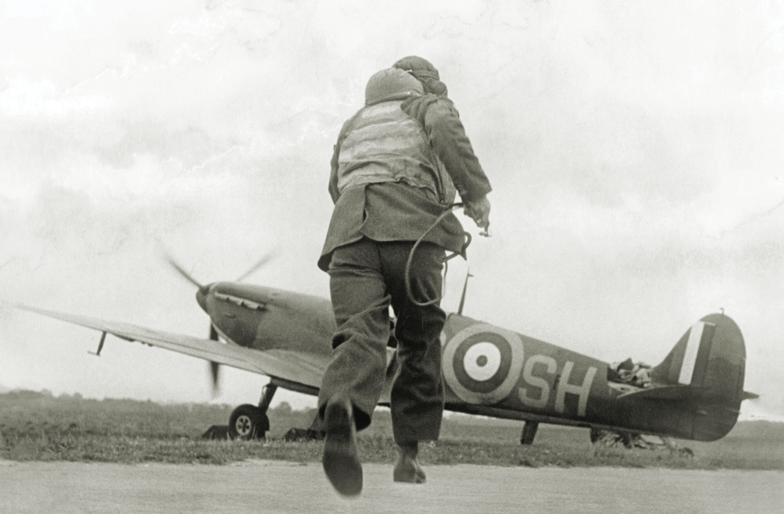 A Spitfire pilot dashes for his aircraft. / Imperial War Museums