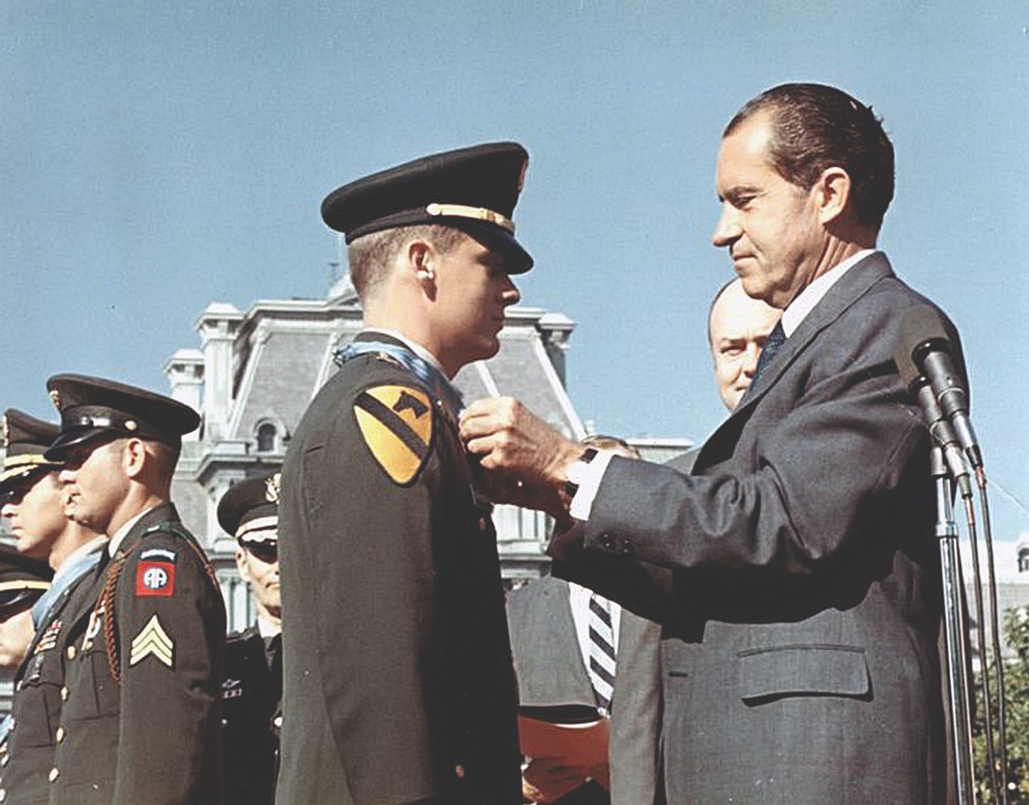 Sprayberry receives the Medal of Honor from President Nixon in 1969