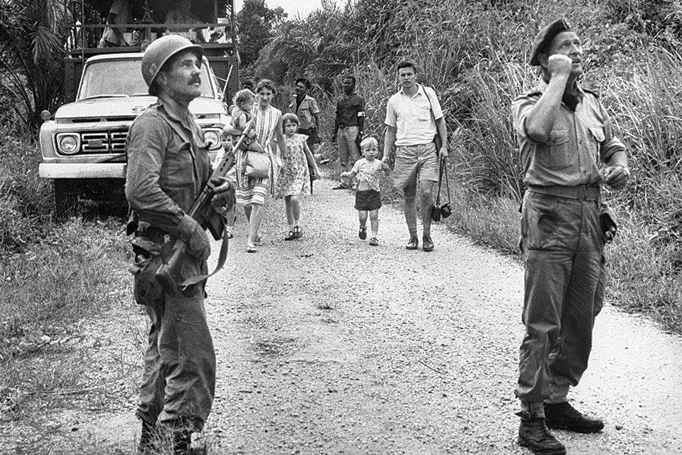 Mike Hoare (right) and his mercenaries help evacuate hostages from Stanleyville. (Priya Ramrakha/The LIFE Picture Collection via Getty Images)