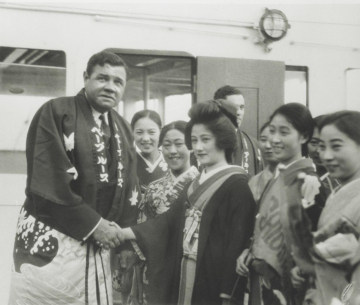 Babe Ruth with geishas during the 1934 tour of Japan. (Bettmann/Getty Images)