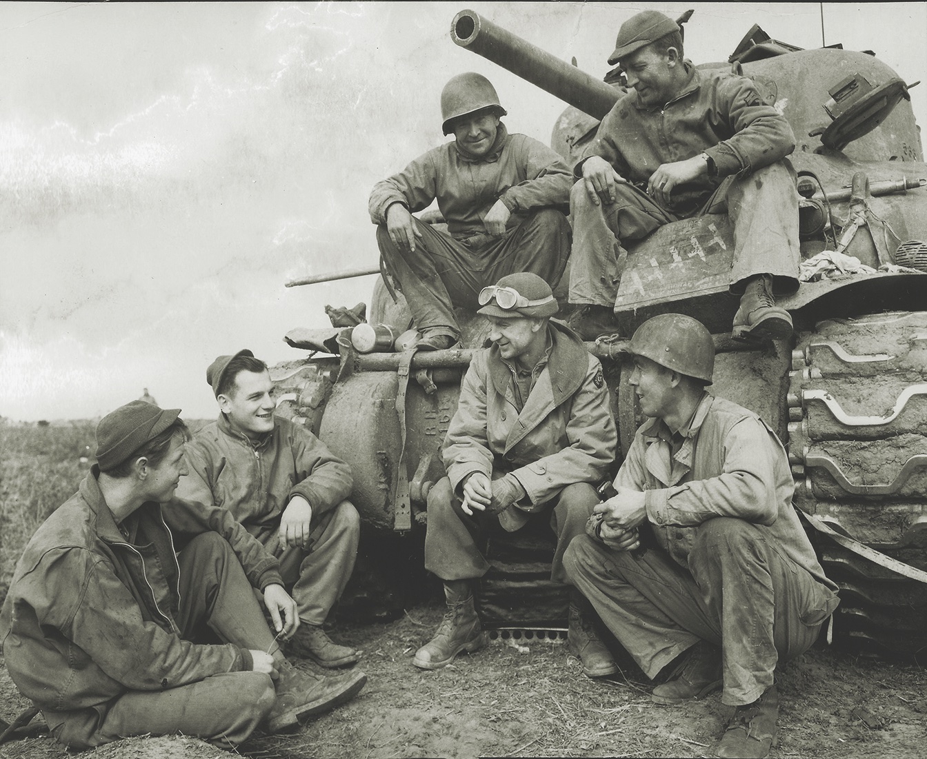 Pyle with a crew from the U.S. Army’s 191st Tank Battalion on the Anzio beachhead in 1944. (U.S. Army Center of Military History)