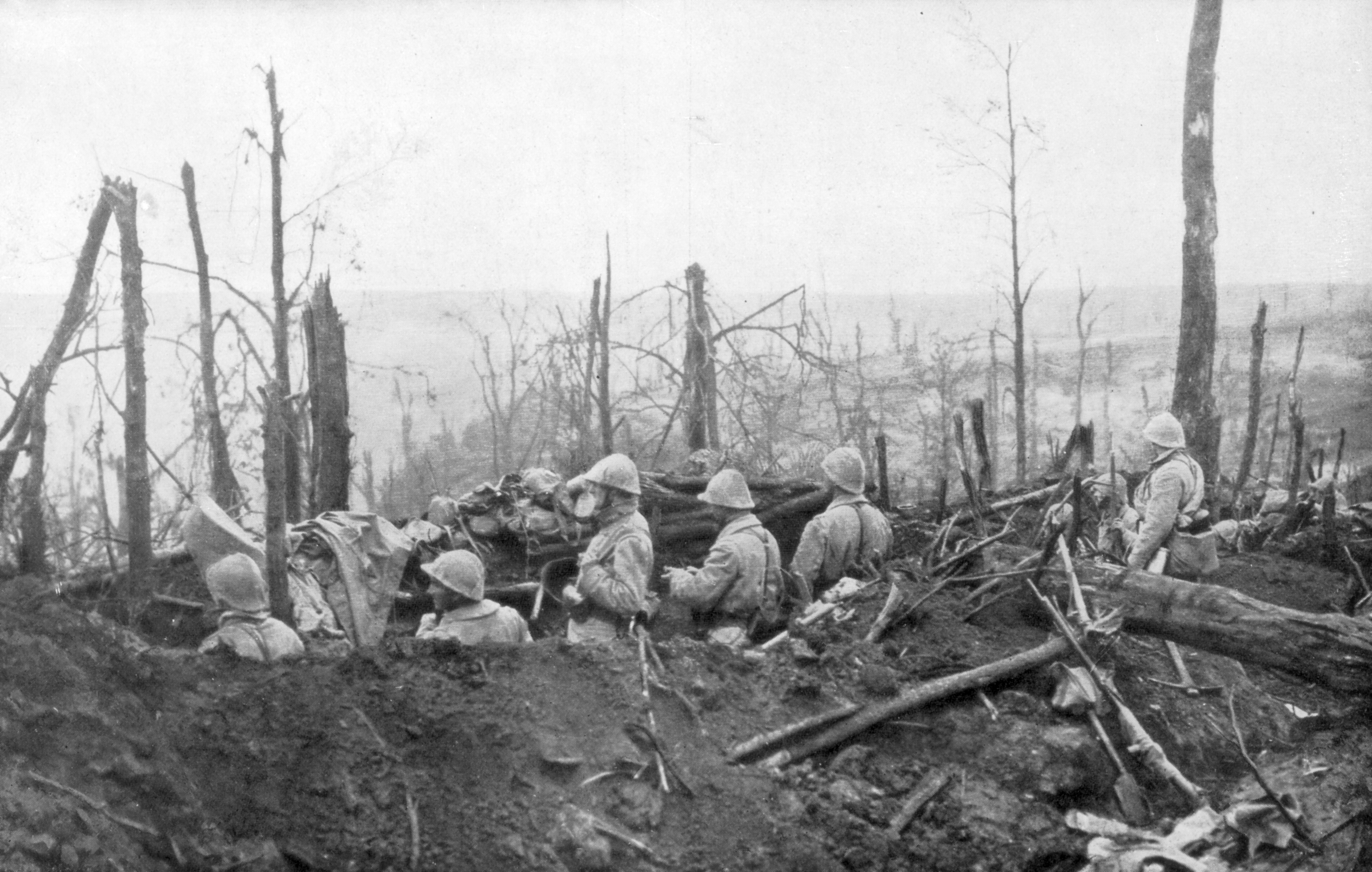 French soldiers overlooking German positions along the Chemin des Dames, 1917. (Getty Images)