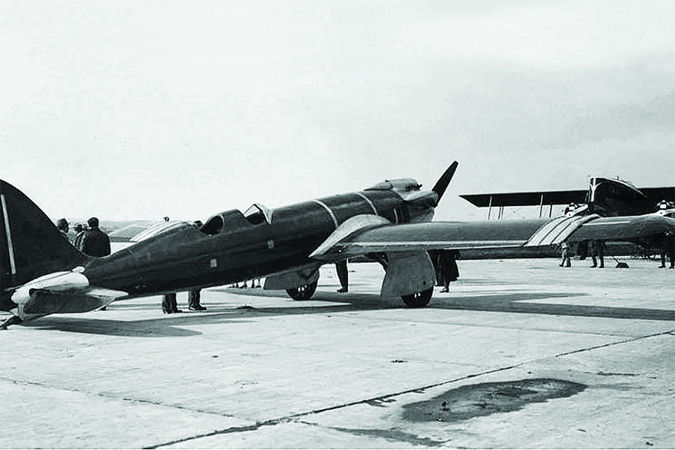 The Mak-10’s wings could be extended and retracted pneumatically or manually. (HistoryNet Archives)