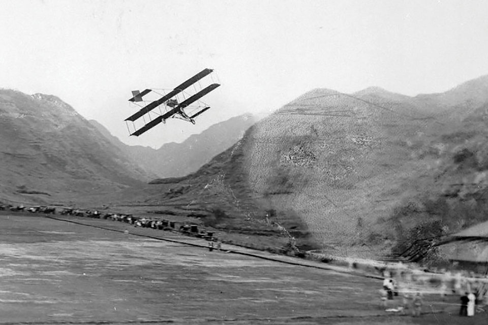 Spectators line Moanalua Field as Mars makes a flight in 1911. He was the first pilot to fly an airplane in Hawaii. (Hawaii State Archives)
