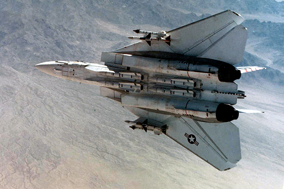An F-14 carries four AIM-54 Phoenix missiles under its fuselage, along with AIM-7 Sparrows and AIM-9 Sidewinders on wing hardpoints. (PF-[aircraft]/Alamy)