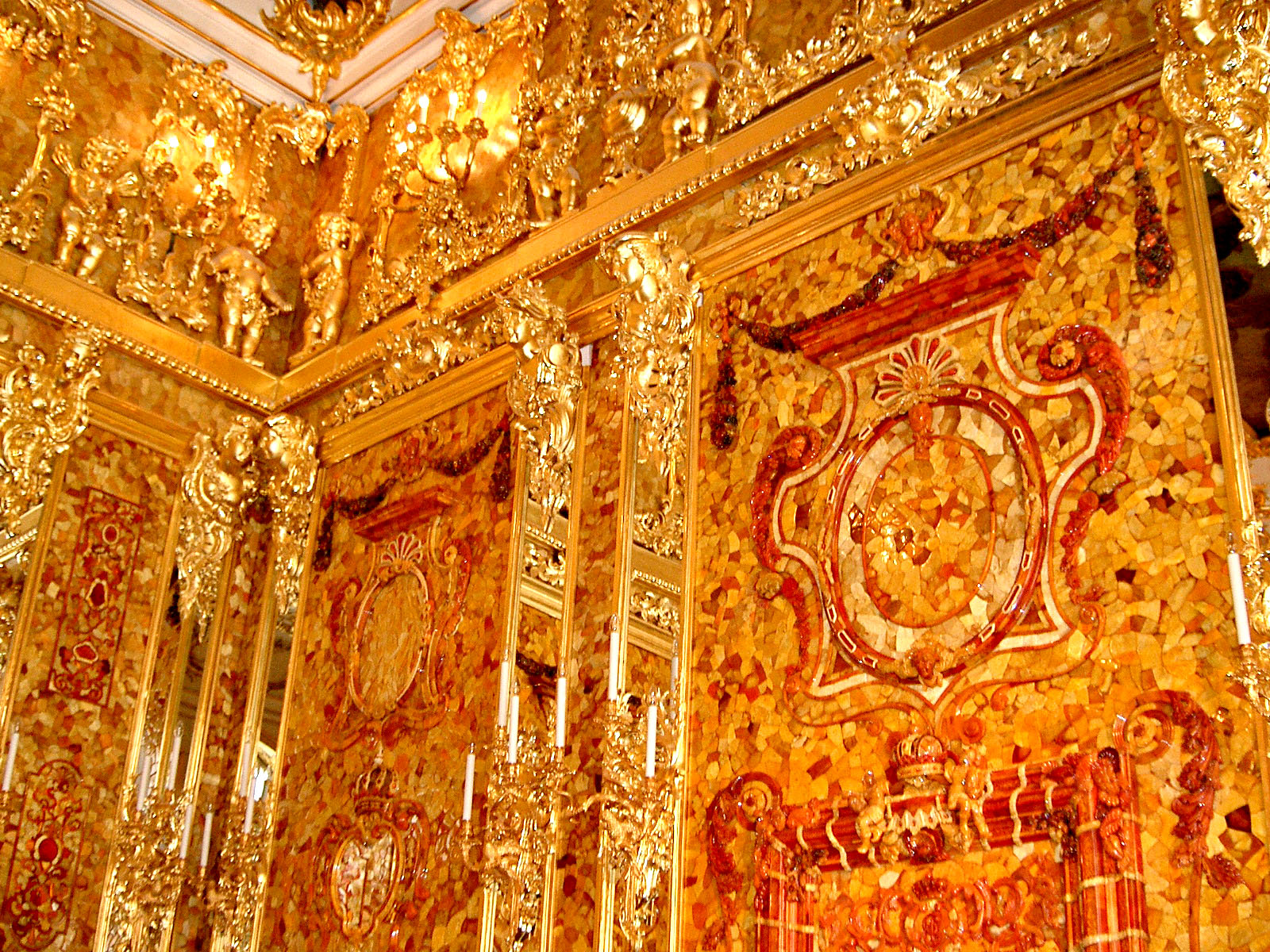 A reconstruction of the Amber Room's interior. / Wikimedia Commons, public domain