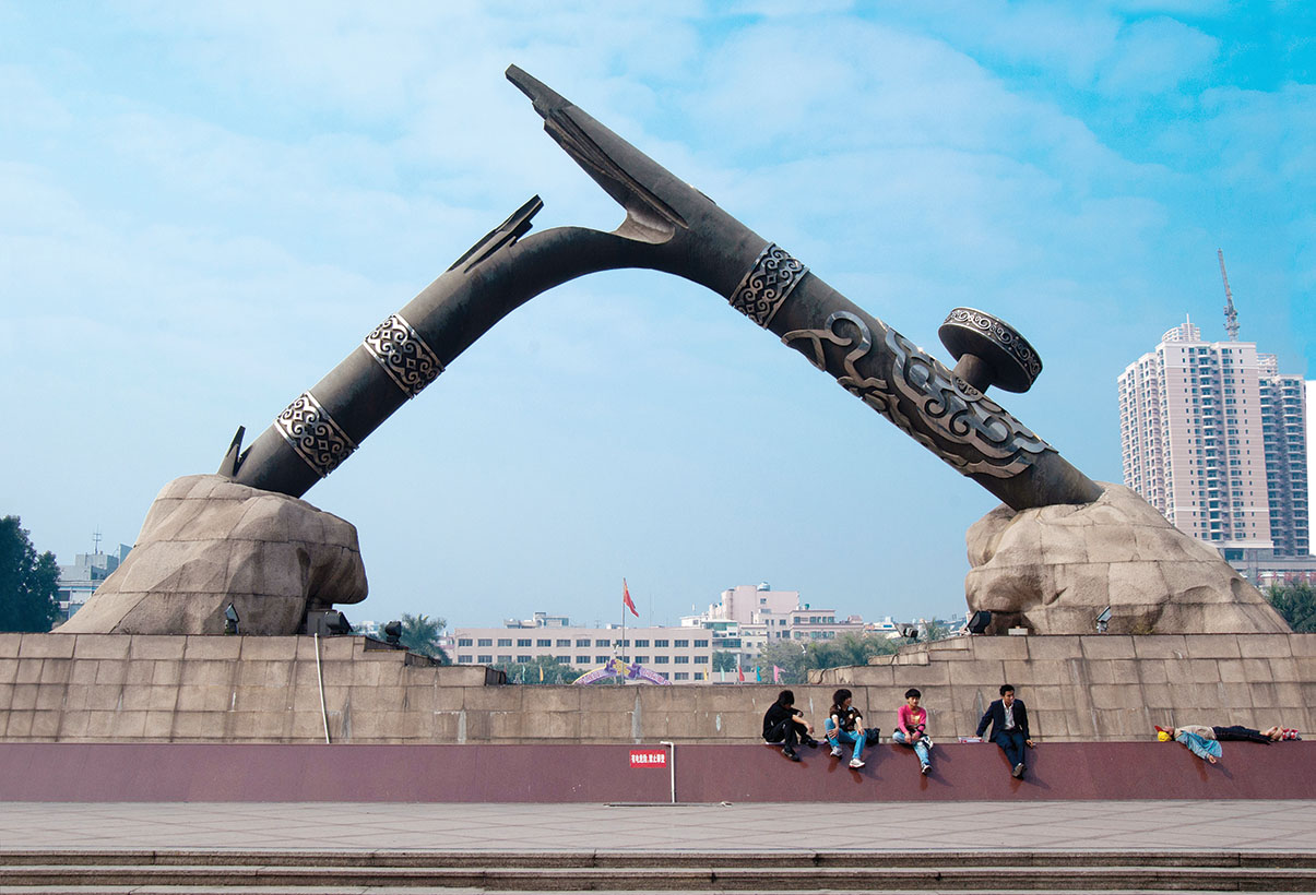 Depicting the ongoing fight against addiction, clenched fists break a massive pipe in a memorial in Humen, Guangdong. / Alamy