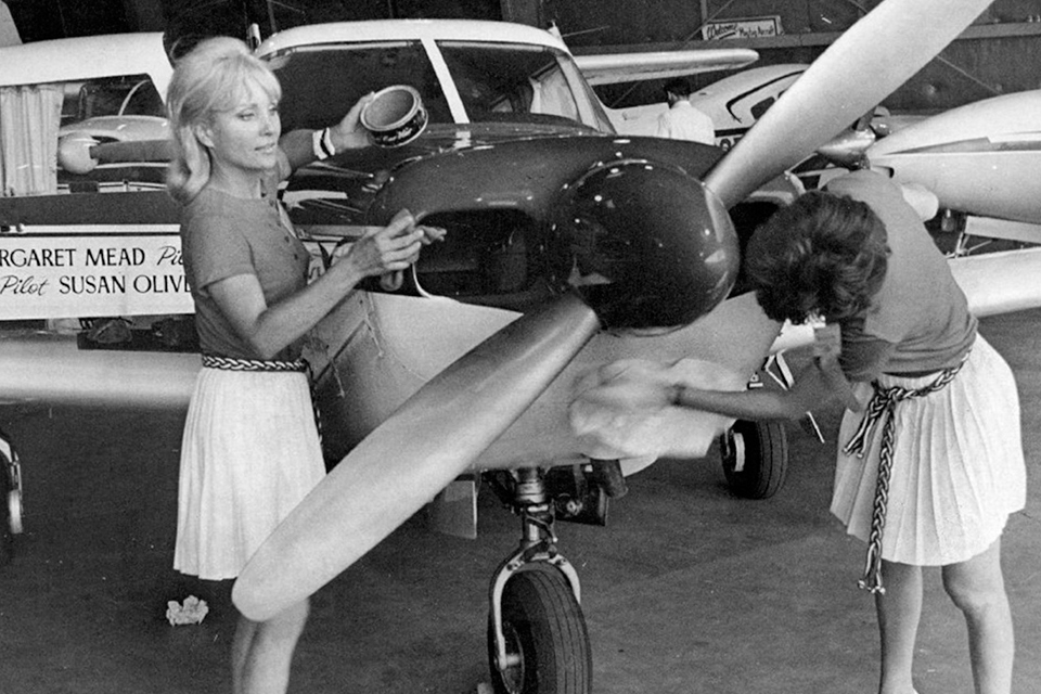 Oliver (left) polishes a Piper Comanche during the 1970 Powder Puff Derby. (NinetyNines.org)