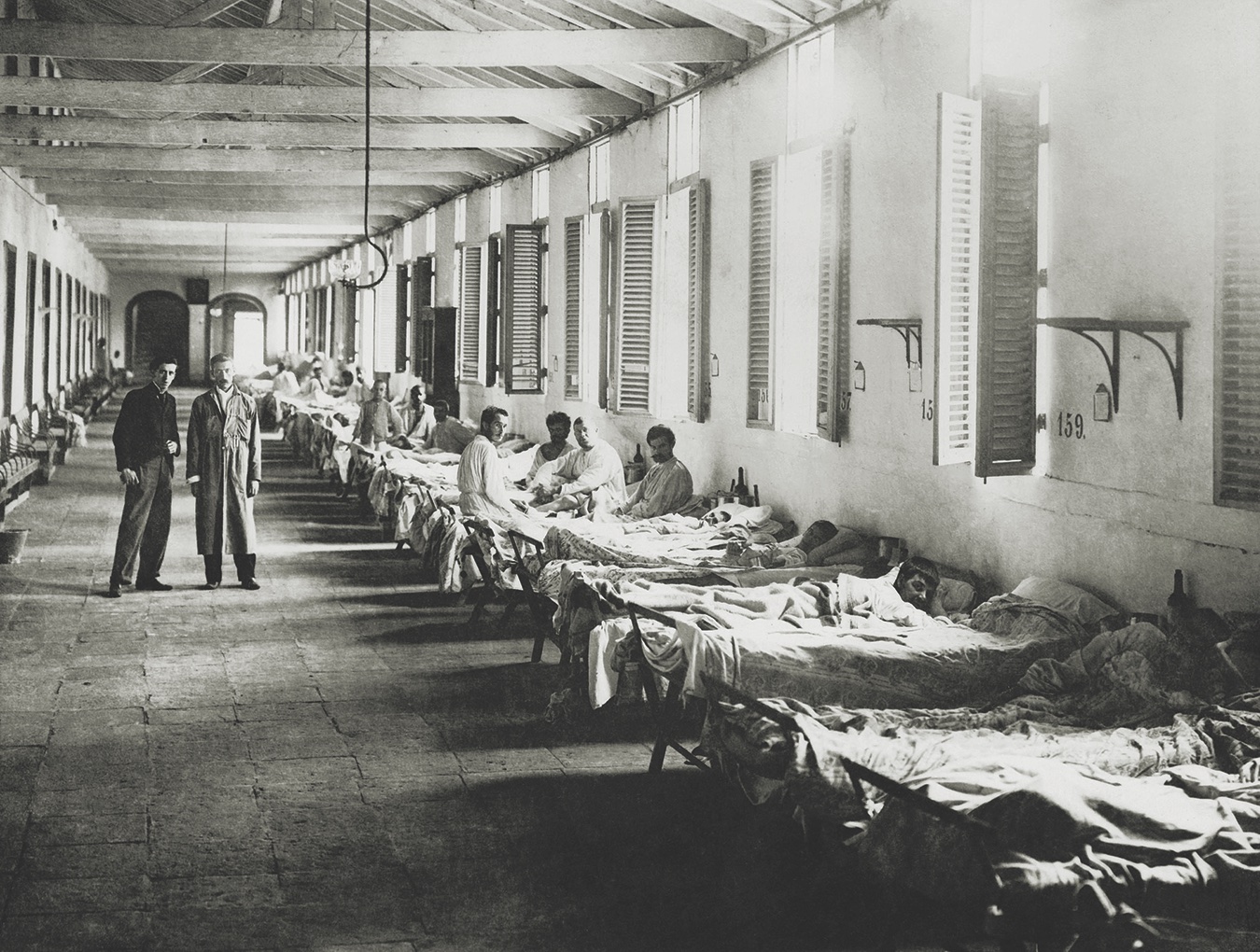 The men’s ward of a yellow fever hospital in Havana in 1899. (Everett Collection Historical/Alamy Stock Photo)