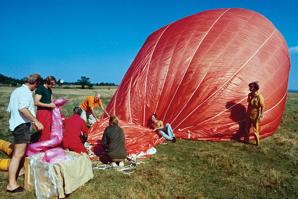 Volunteers help to inflate The Free Life. (Yale Joel/The LIFE Picture Collection via Getty Images)
