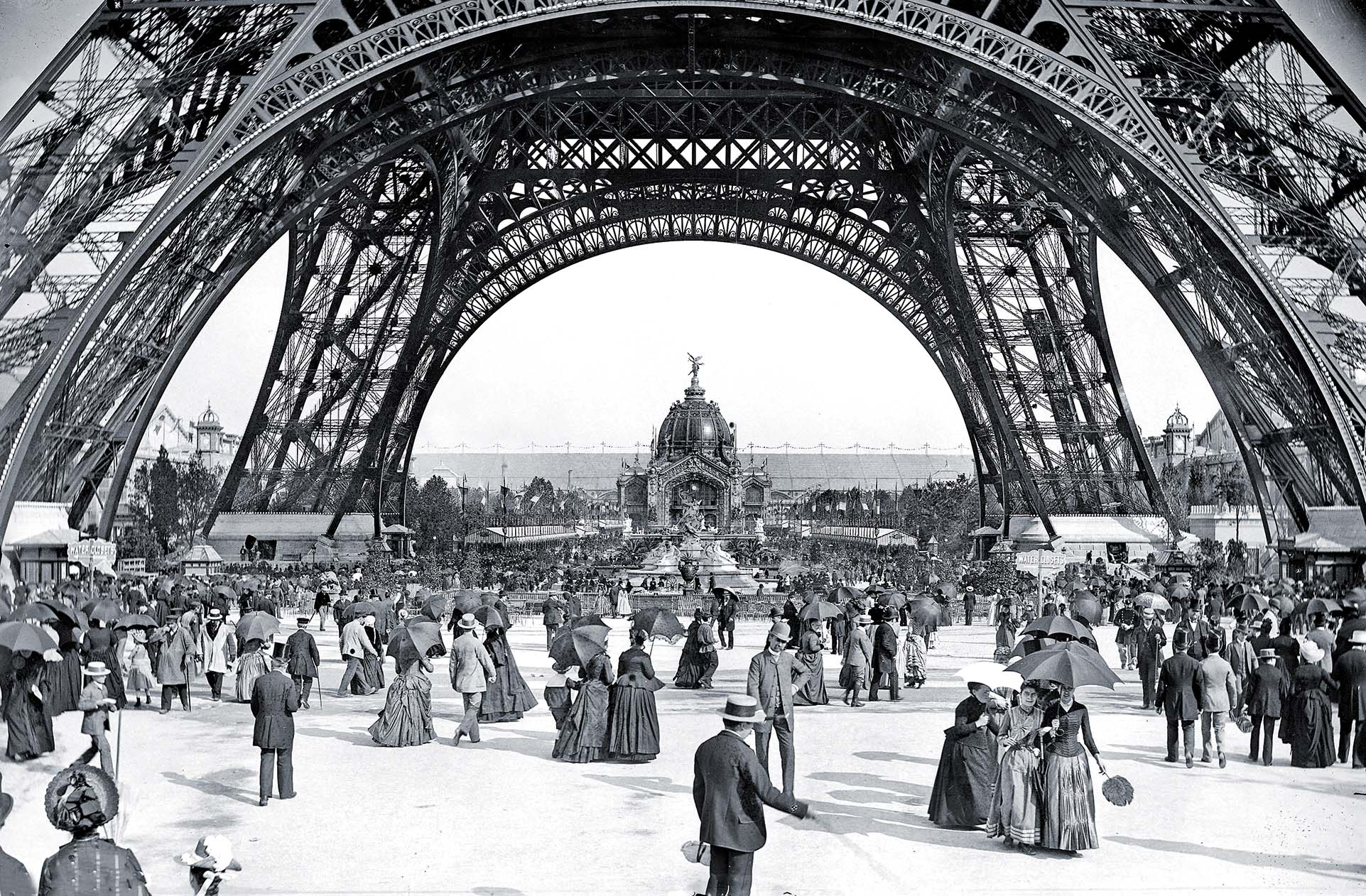 In the decades following the collapse of the Commune Paris regained its status as the “City of Light,” attracting American expats back to a rebuilt capital graced by Gustave Eiffel’s tower. / Getty Images