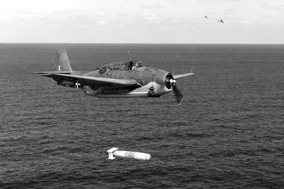 An Avenger drops a Mark 13 with a plywood tail shroud during a training flight from Naval Air Station Norfolk, Va., in 1942. (Naval History and Heritage Command)