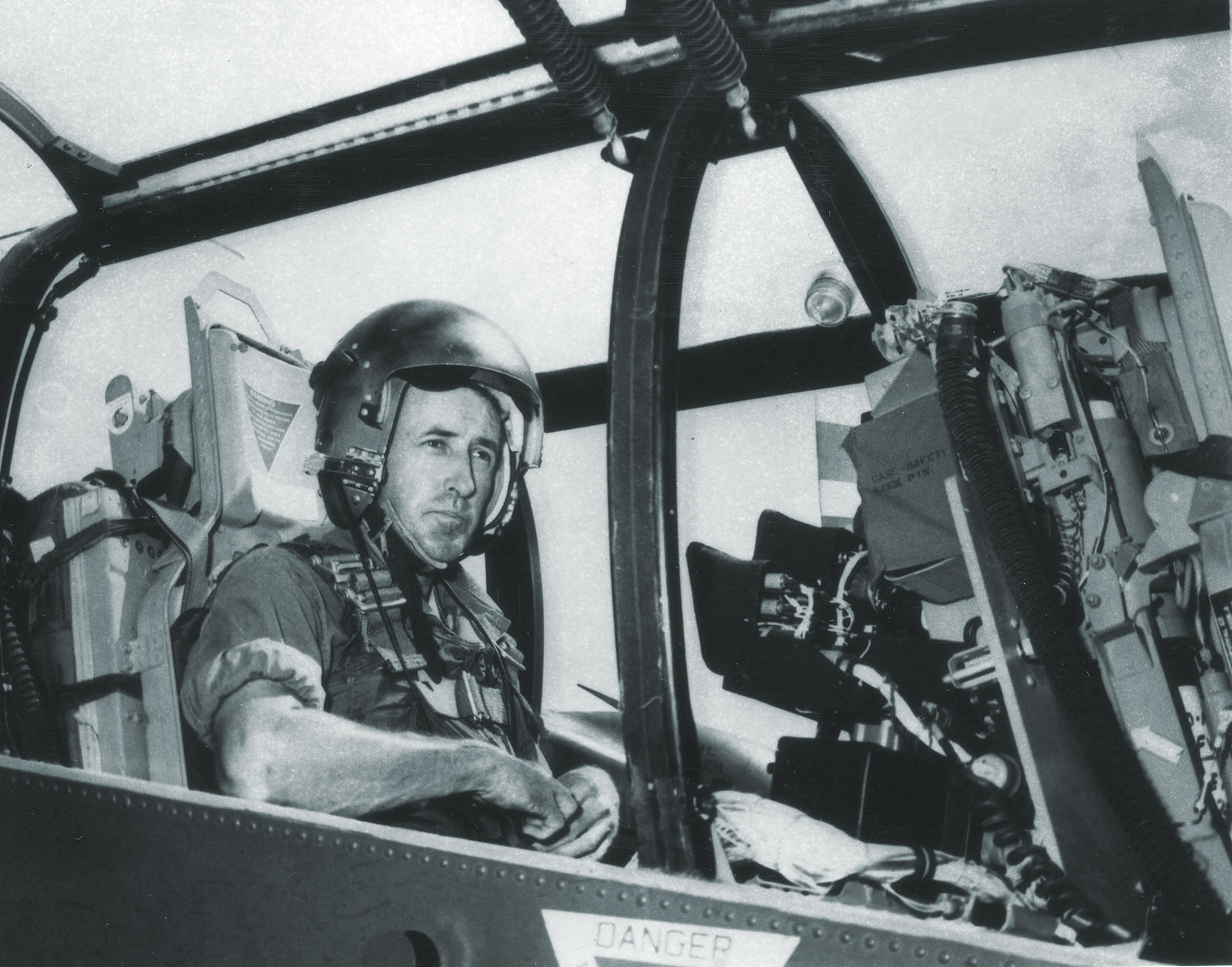 Marine Maj. Gen. Ray Davis, in plane, was Rosson’s deputy. / Getty Images