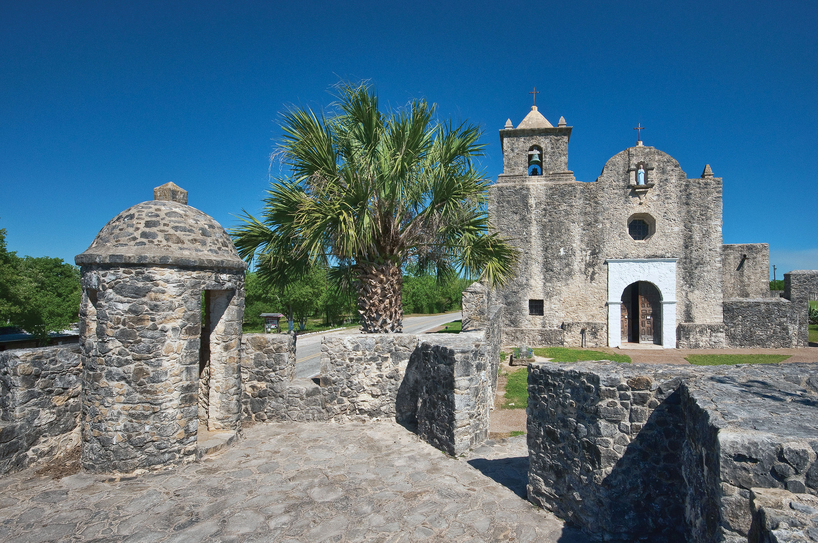 The Fannin Memorial Monument is near Our Lady of Loreto Chapel at the Presidio La Bahía. / Alamy