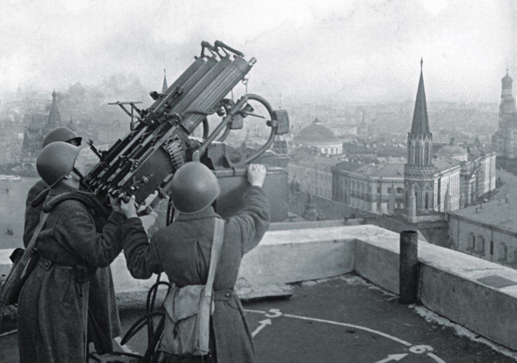 Red Army soldiers man an antiaircraft gun on the roof of the Hotel Moskva in central Moscow. German aircraft did strike, but the effects were minimal. (Oleg Knorring/Sputnik RIAN Archive)