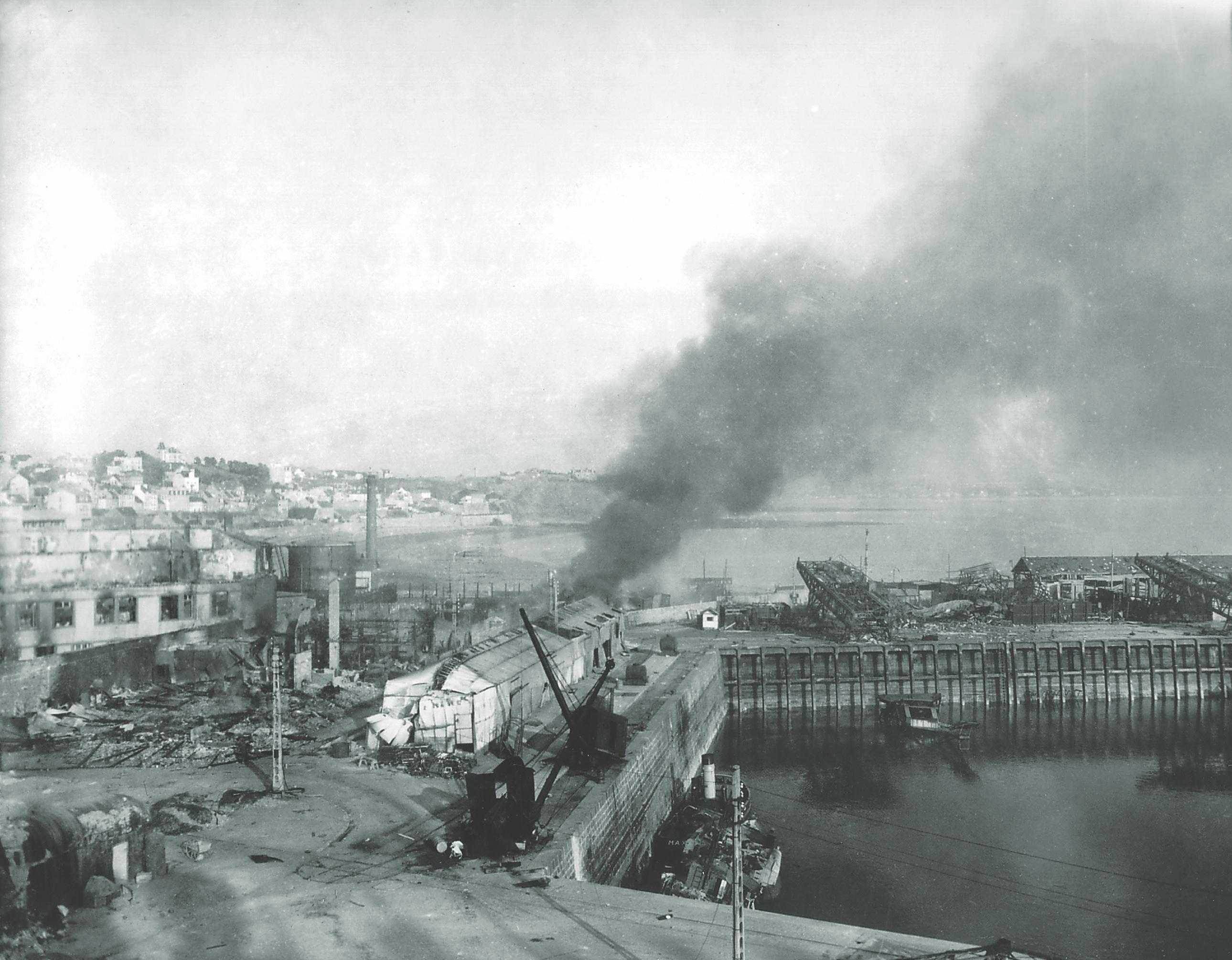 Large fires spread through the docks in Granville on March 9, 1945. “Enemy forces seem to have withdrawn,” a British soldier wrote in his diary, “though heavy explosions are going on intermittently and fires burning.” (Photosnormandie)