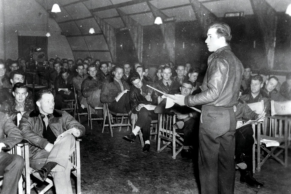 Men of the 355th Fighter Group receive a briefing at Steeple Morden airfield, where Lee served. (IWM/FRE 439)