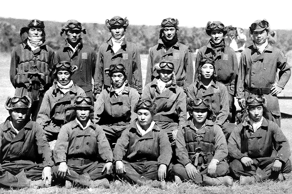 This 1942 photograph of Japan’s famed Tainan Kokutai (naval air group) includes ace Saburo Sakai (middle row, second from left), whose postwar memoir detailed Kelly’s bravery. (CPA Media Pte Ltd/Alamy)