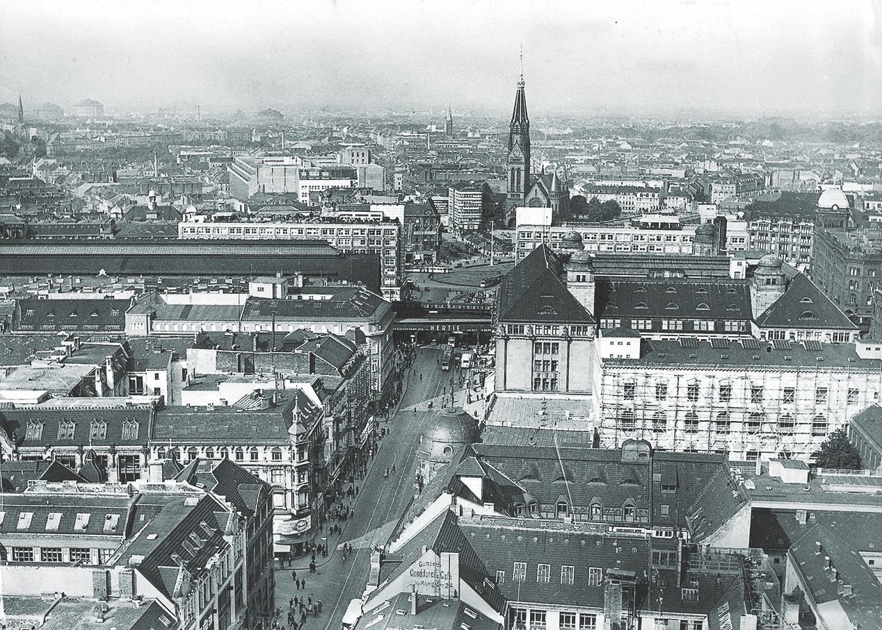 An 1936 aerial view of the Alexanderplatz prison in Berlin. (Sueddeutsche Zeitung Photo/Alamy Stock Photo)
