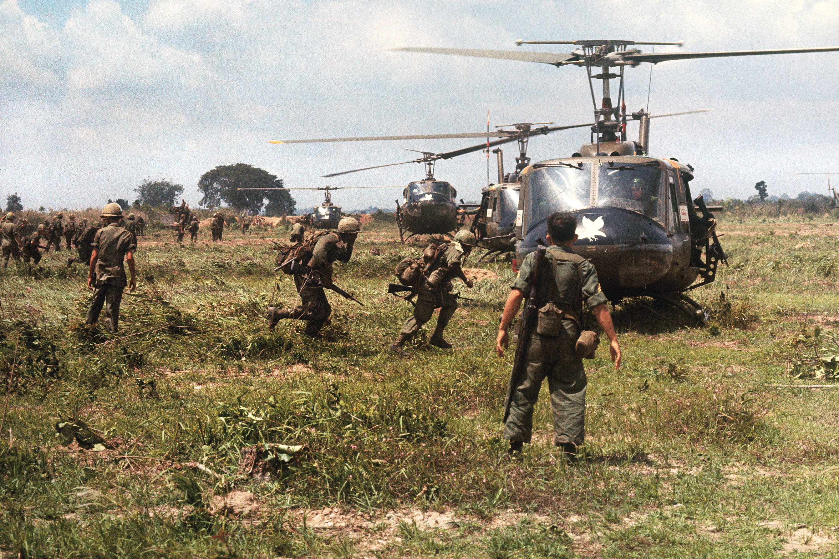 U.S. troops head for their helicopters, as did companies A,B,C and D of the 1st Battalion, 12th Cavalry, when ordered to helicopter pickup zones the afternoon of Dec. 17, 1966, after another unit of the 1st Cavalry Division ran into a large force of the North Vietnamese Army. / Bettman/Getty Images
