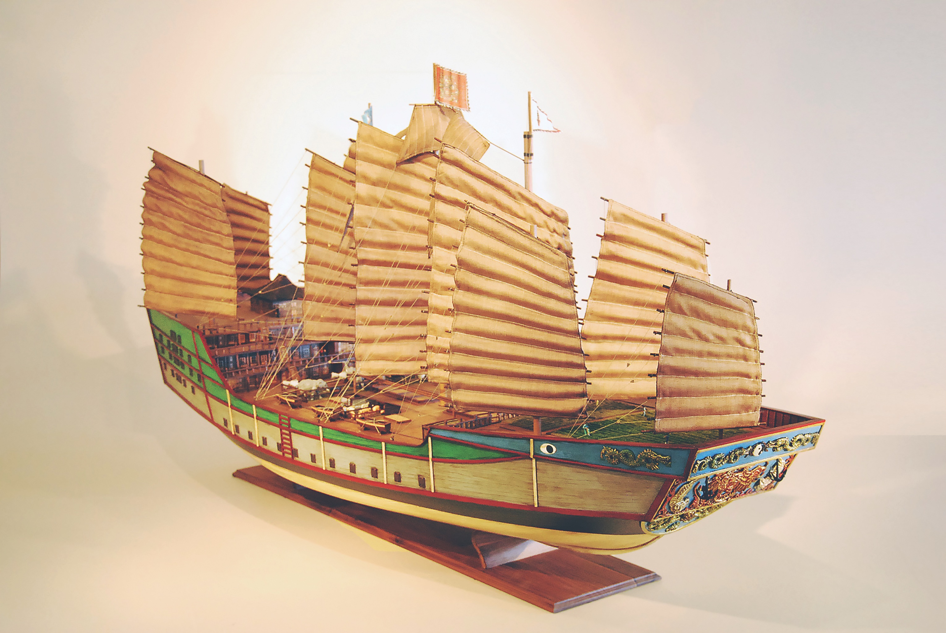 Although Zheng He’s warships had no cannons, the weapons they used, including gunpowder grenades, catapulted projectiles, and flaming arrows, were highly effective. (Stephens & Kenau)