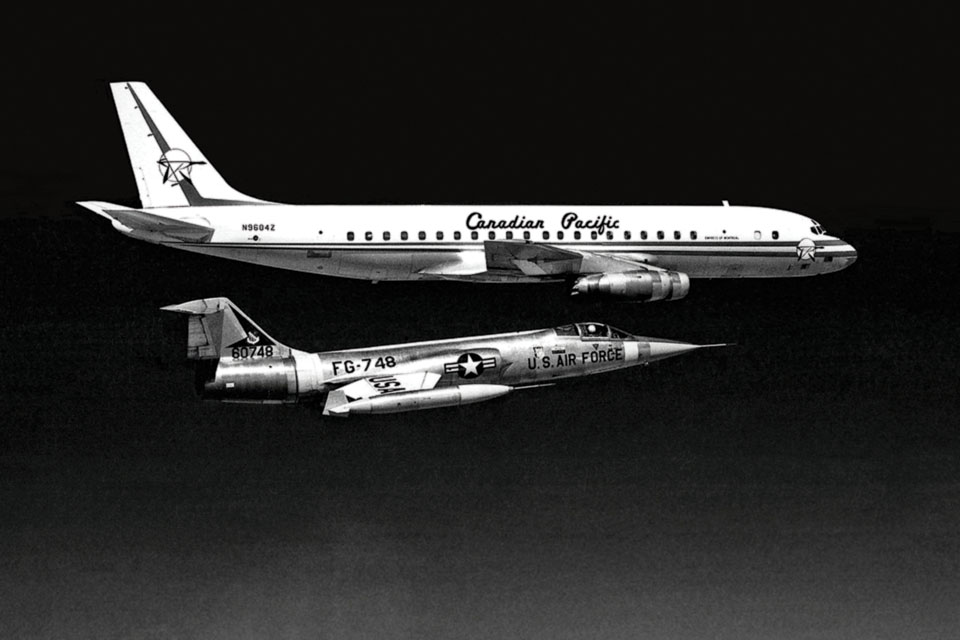 The DC-8 and F-104 fly at high altitude on August 21, 1961, before making the dive. (Courtesy of Mike Machat)