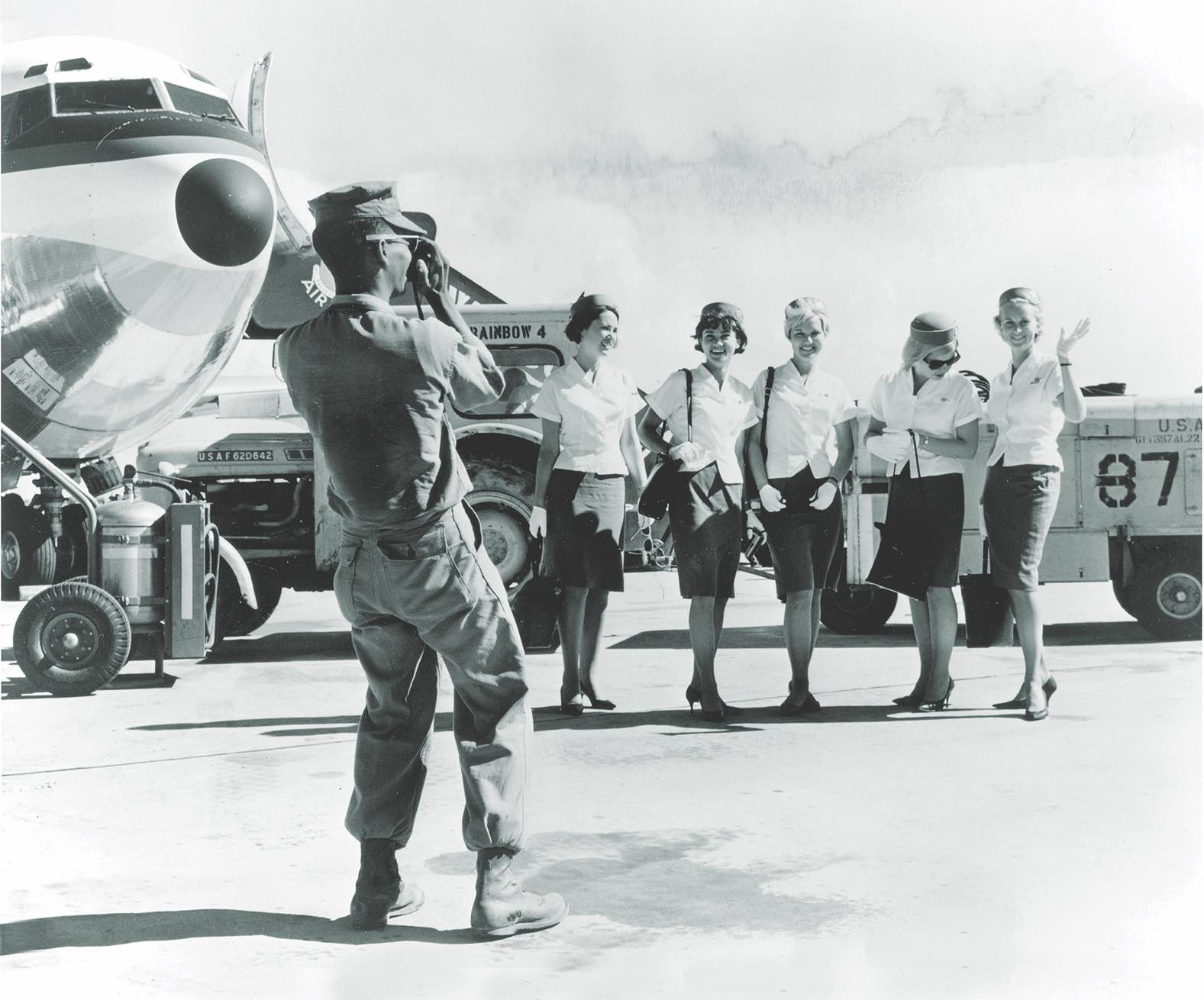 Pan Am stewardesses pose for a serviceman’s camera. / Pan Am Historical Foundation