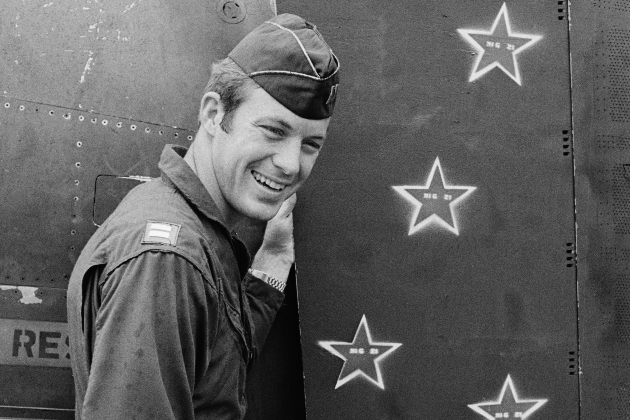 The First Air Force Ace of the Vietnam War Shot Down 2 MiGs in 2 Minutes