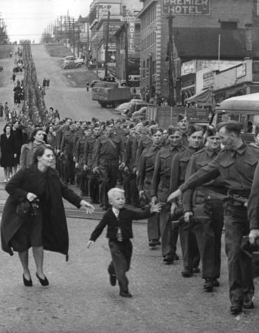 Famed ‘Wait for Me, Daddy’ Photograph Has a Complicated History