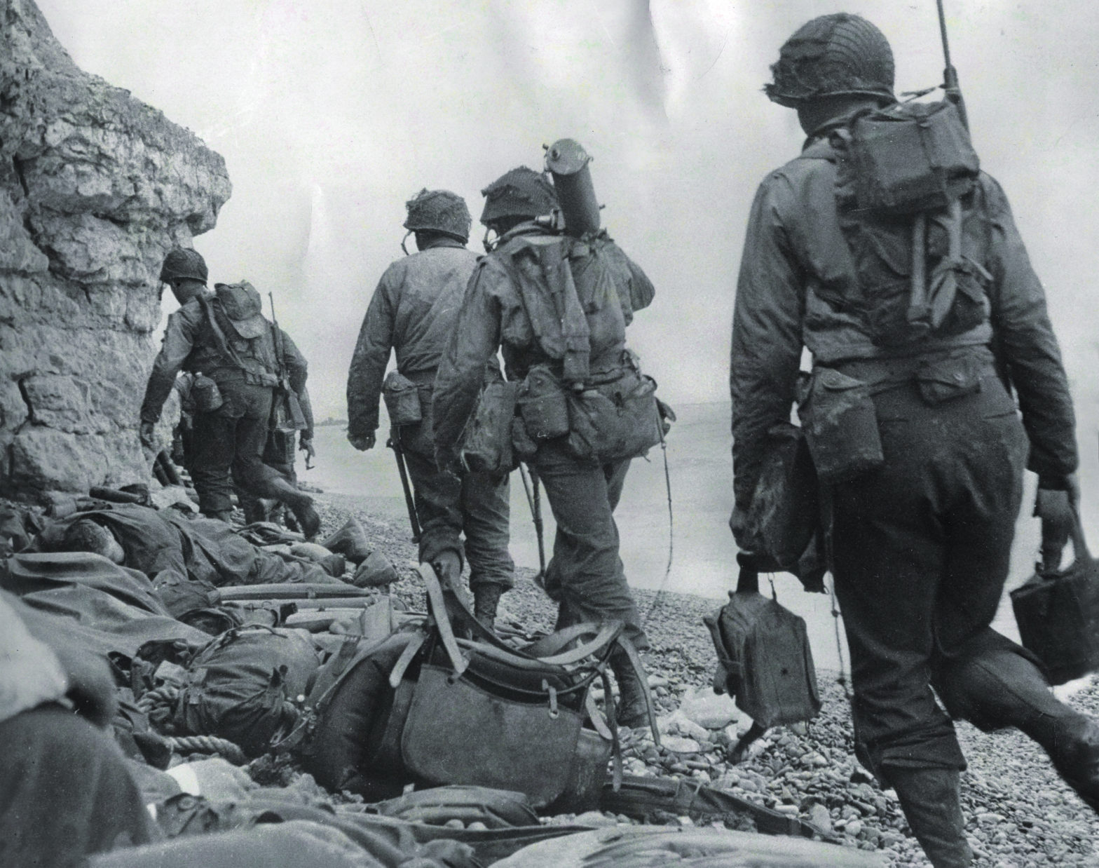 3 июня 1944. Американские солдаты во второй мировой войне DDAY. Пуэнт дю Хок 1944. Вторая мировая: Нормандия. Американский солдат высаживается на Омаха Бич.