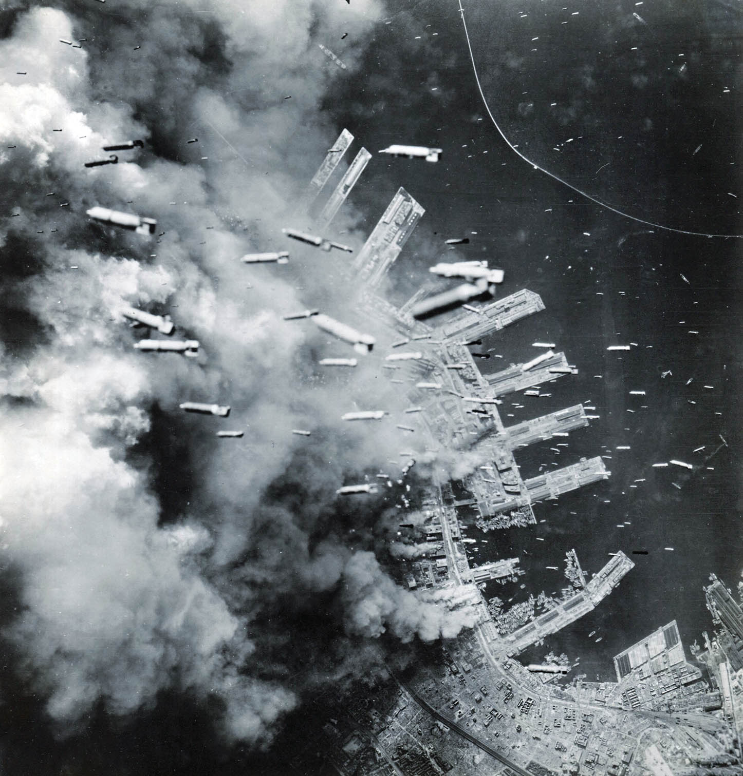Самолет скидывает бомбы. Снимки второй мировой войны бомбометания. Бомбардировки Токио 1945. Токио после бомбардировки 1945.