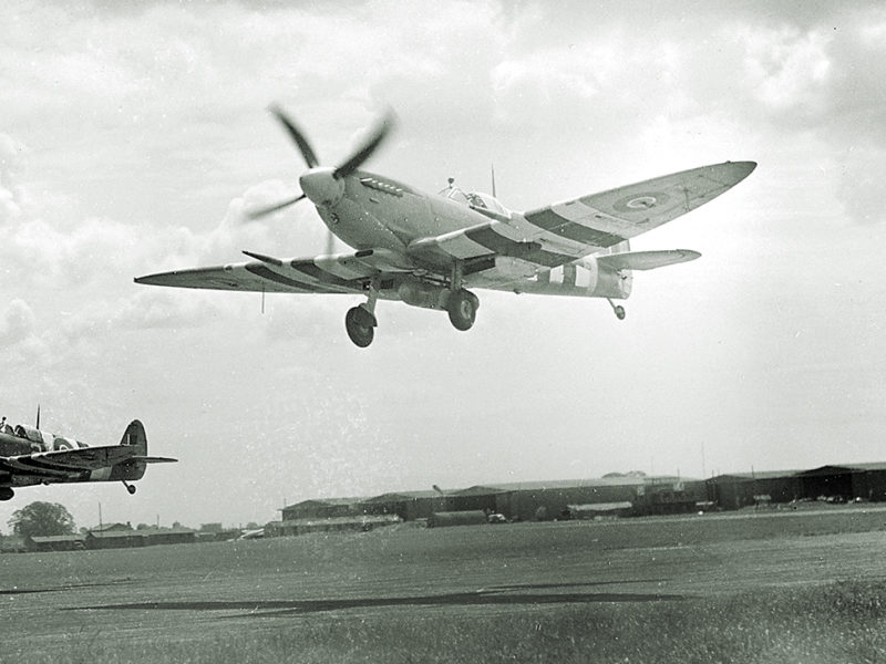 ww2-britain-supermarine-spitfire-fighter-takeoff