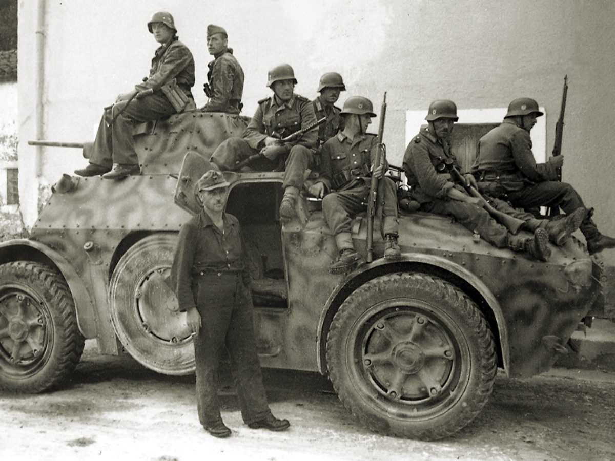 ww2-italy-autoblinda-armored-car-soldiers