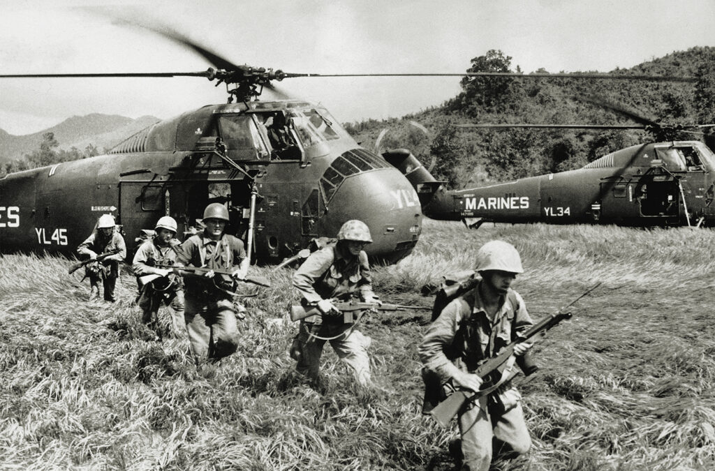 Photo of American Marine riflemen coming out of helicopters near Chu Lai during the Vietnam War. They had been operating in the Vietnamese bush, to flush out the Viet Congs, partisans of the National Liberation Front (NLF).