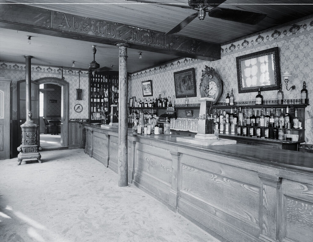 Photo of the Old Absinthe House bar in New Orleans.