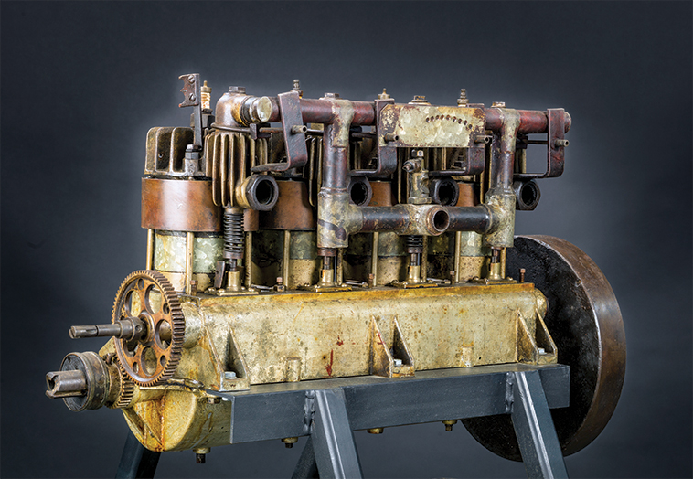 Photo of the Curtiss built engine.