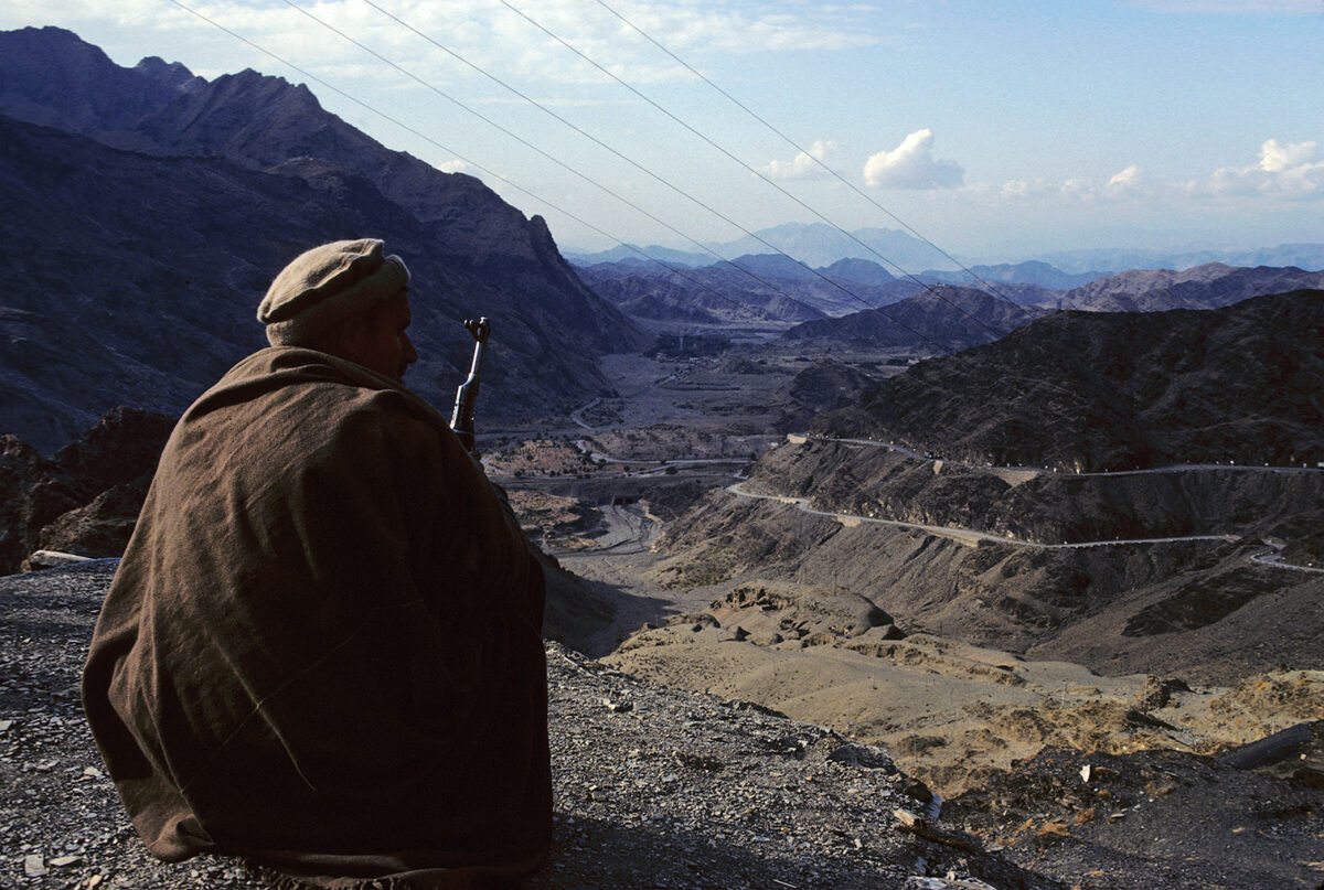 Photo of a Pashtun soldier guarding the Khyber Pass road from Pakistan to the Afghanistan border. | Location: Khyber Pass Valley, NW Frontier, Pakistan.