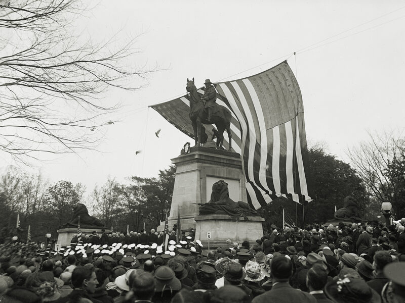 Photo of a crowd at Ulysses S. Grant Memorial at U.S. Capitol, Washington, D.C.