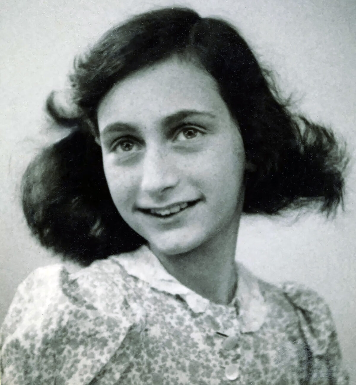 anne-frank-passport-photo-1942