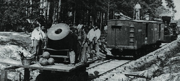 Among the first heavy guns to have an impact during the American Civil War, the 13-inch mortar, Dictator, was mounted on eight rail wheels, but the flatcar collapsed from its recoil. Library of Congress