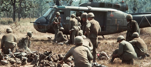 Resupply and medevac at LZ X-ray during the Battle of Ia Drang Valley on November 16, 1965. (Photo: Joseph L. Galloway)