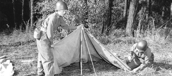 Recruits Geraldine Kane and Edith Steward pitch a pup tent at Camp Lee in Virginia (National Archives).